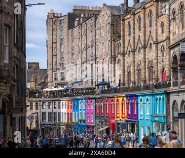 1. Juni 2024. Edinburgh, Schottland. Dies ist die Victoria Street in Edinburgh mit ihren bunten Geschäften und sehr beliebten Touristenattraktionen. Stockfoto