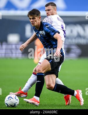 Bergamo, Italien. Juni 2024. Charles de Ketelaere (17 Atalanta BC) und Luca Beltran (9 ACF Fiorentina) während des Serie A Spiels zwischen Atalanta BC und ACF Fiorentina im Gewiss Stadium in Bergamo, Italia Soccer (Cristiano Mazzi/SPP) Credit: SPP Sport Press Photo. /Alamy Live News Stockfoto