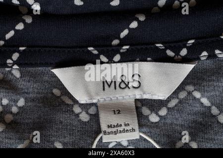 M&S-Label in T-Shirt Größe 12 hergestellt in Bangladesch - verkauft in Großbritannien, Großbritannien Stockfoto