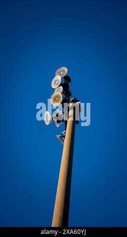 Eine Straßenlaterne vor einem klaren blauen Himmel, aus einem niedrigen Winkel geschossen. Stockfoto