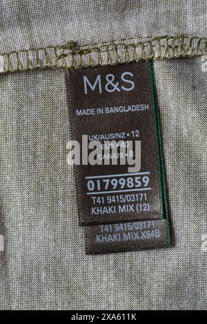 M&S-Label in T-Shirt Größe 12 hergestellt in Bangladesch - verkauft in Großbritannien, Großbritannien Stockfoto