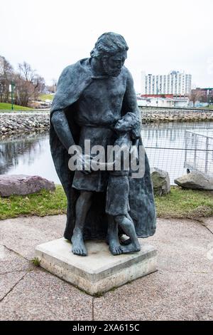 Statue eines Mannes und eines Mädchens am Ufer in Sydney, Nova Scotia, Kanada Stockfoto