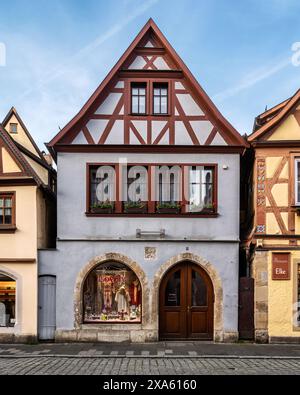 Malerische bunte Fassaden alter Gebäude in der Altstadt von Rothenburg ob der Tauber Stockfoto