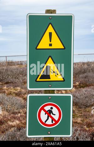 Warnschild für steile Klippen an der Marconi National Historic Site in Glace Bay, Nova Scotia, Kanada Stockfoto