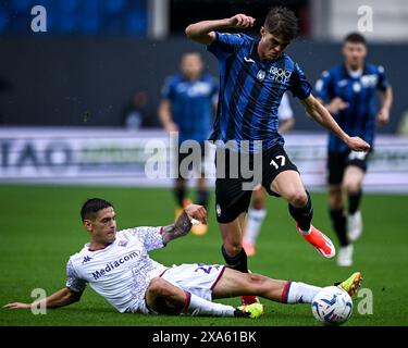 Bergamo, Italien. Juni 2024. Charles de Ketelaere (17 Atalanta BC) und Lucas Martinez Quarta (ACF Fiorentina) während des Serie A Spiels zwischen Atalanta BC und ACF Fiorentina im Gewiss Stadium in Bergamo, Italia Soccer (Cristiano Mazzi/SPP) Credit: SPP Sport Press Photo. /Alamy Live News Stockfoto