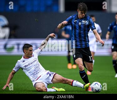 Bergamo, Italien. Juni 2024. Charles de Ketelaere (17 Atalanta BC) und Lucas Martinez Quarta (ACF Fiorentina) während des Serie A Spiels zwischen Atalanta BC und ACF Fiorentina im Gewiss Stadium in Bergamo, Italia Soccer (Cristiano Mazzi/SPP) Credit: SPP Sport Press Photo. /Alamy Live News Stockfoto