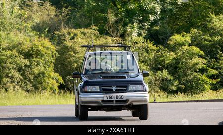 Stony Stratford, UK - 2. Juni 2024: 1999 Suzuki Vitara Auto fährt auf einer britischen Landstraße Stockfoto