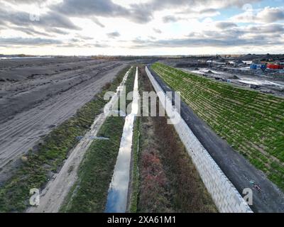 Ein Blick aus der Vogelperspektive auf Bewässerungskanäle in der Nähe einer Wüstenfarm Stockfoto