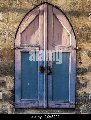 Schöne alte Holztür in der Altstadt von Rothenburg ob der Tauber Stockfoto