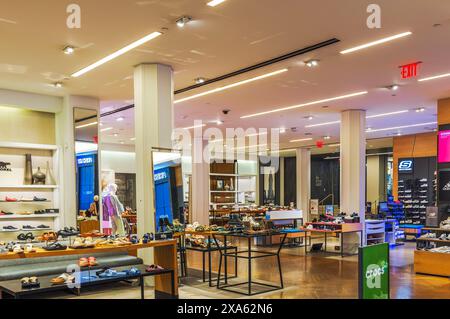 Nahaufnahme des Skechers Sportschuh-Bereichs in Macy's Laden. New York. USA. Stockfoto