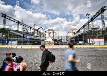 Paris, Frankreich. Juni 2024. Fußgänger laufen am 4. Juni 2024 am Place du Trocadero in Paris vorbei an den laufenden Bauarbeiten für die bevorstehenden Olympischen und Paralympischen Spiele 2024. Foto: Firas Abdullah/ABACAPRESS. COM Credit: Abaca Press/Alamy Live News Stockfoto