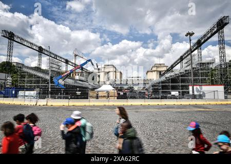 Paris, Frankreich. Juni 2024. Fußgänger laufen am 4. Juni 2024 am Place du Trocadero in Paris vorbei an den laufenden Bauarbeiten für die bevorstehenden Olympischen und Paralympischen Spiele 2024. Foto: Firas Abdullah/ABACAPRESS. COM Credit: Abaca Press/Alamy Live News Stockfoto