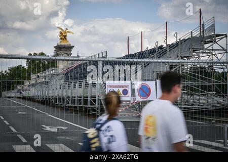 Paris, Frankreich. Juni 2024. Fußgänger gehen an den laufenden Bauarbeiten für die bevorstehenden Olympischen und Paralympischen Spiele 2024 in Paris vorbei, auf der Alexandre-lll-Brücke in Paris am 4. Juni 2024. Foto: Firas Abdullah/ABACAPRESS. COM Credit: Abaca Press/Alamy Live News Stockfoto