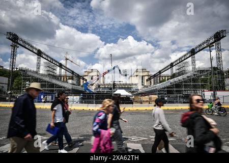 Paris, Frankreich. Juni 2024. Fußgänger laufen am 4. Juni 2024 am Place du Trocadero in Paris vorbei an den laufenden Bauarbeiten für die bevorstehenden Olympischen und Paralympischen Spiele 2024. Foto: Firas Abdullah/ABACAPRESS. COM Credit: Abaca Press/Alamy Live News Stockfoto