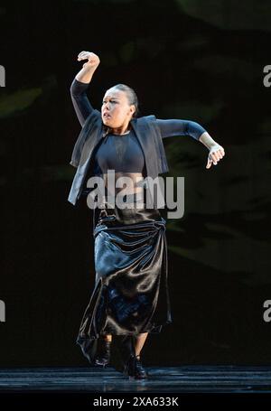 Sadlers Wells Theatre, London, Großbritannien. Juni 2024. Flamenco-Festival: Rocío Molinas Al Fondo Riela eröffnet das Flamenco-Festival 2024 mit ihrer unverkennbaren Subversion der Flamenco-Traditionen am Dienstag, den 4. Juni, in Al Fondo Riela, einem Stück über Reflexion und den Verlust der Realität. Auf der Bühne wird sie von zwei kontrastierenden Gitarristen begleitet, Oscar Lago mit seinem traditionellen, technischen Können und Yerai Cortés mit seinem innovativen Flair. Quelle: Malcolm Park/Alamy Live News Stockfoto