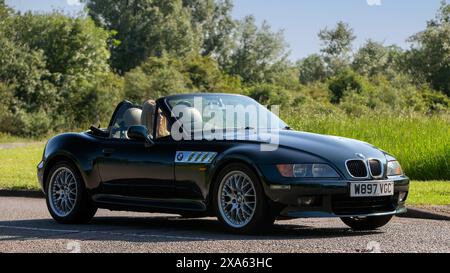 Stony Stratford, UK - 2. Juni 2024: Oldtimer des BMW Z3 2000 auf einer britischen Landstraße Stockfoto