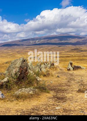 Blick auf die Carahunge, prähistorische archäologische Stätte in der Nähe der Stadt Sisian, Armenien. Armenischer Stonehenge. Stockfoto