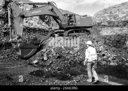 Eine Schwarzweißaufnahme einer Baustelle in Johannesburg, Südafrika mit großen Lkws Stockfoto