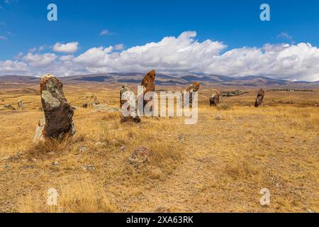 Blick auf die Carahunge, prähistorische archäologische Stätte in der Nähe der Stadt Sisian, Armenien. Armenischer Stonehenge. Stockfoto