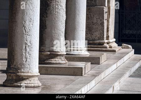 Säulen und Steintreppen des antiken Tempels. Architektonisches Meisterwerk mit Säulen Stockfoto