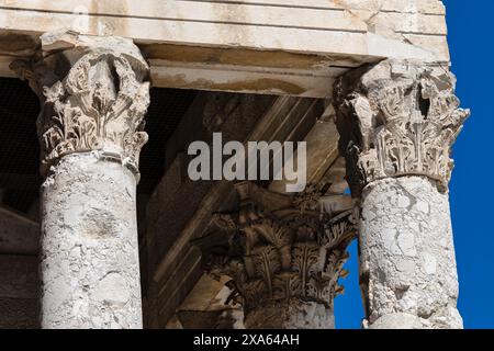 Details der korinthischen Spalten. Typischer alter Tempel Stockfoto