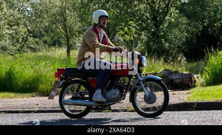 Stony Stratford, UK - 2. Juni 2024: 1982 Suzuki GP100 Motorrad auf einer britischen Landstraße Stockfoto