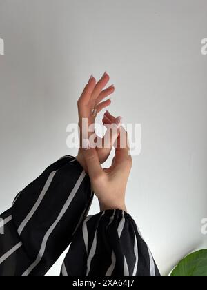 Eine Nahaufnahme der Nägel einer kaukasischen Frau Stockfoto