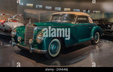 Mercedes Benz 300 S Cabriolet (1954). Mercedes Benz Museum, Mercedes-Benz World in Stuttgart, Baden-Württemberg, Deutschland, Europa Stockfoto