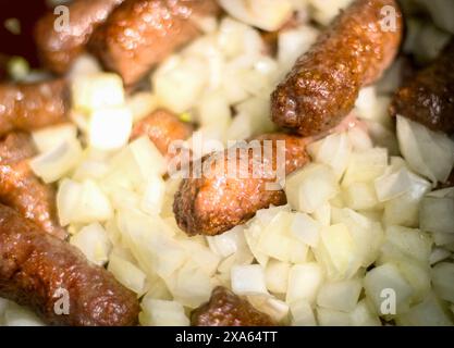 Eine Nahaufnahme von Würstchen, die auf einem Grill grillen Stockfoto