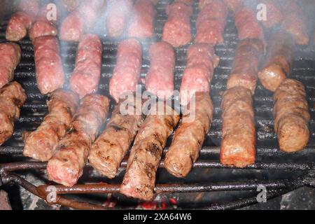 Eine Nahaufnahme von Würstchen, die auf einem Grill grillen Stockfoto