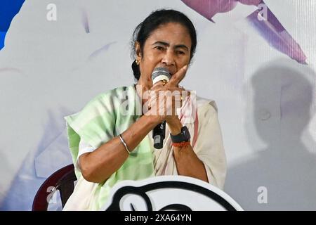 Kalkutta, Indien. Juni 2024. Mamata Banerjee, der Vorsitzende des indischen Bundesstaates Westbengalen und der Vorsitzende der Partei Trinamool Congress (TMC), spricht nach einem Sieg in den meisten Sitzen bei den Lok Sabha-Wahlen 2024 im Bundesstaat Westbengalen an die Medien. Quelle: SOPA Images Limited/Alamy Live News Stockfoto