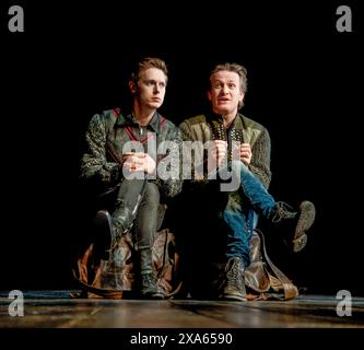 l-r: Samuel Barnett (Rosencrantz), Jamie Parker (Guildenstern) in ROSENCRANTZ UND GUILDENSTERN SIND TOT von Tom Stoppard im Theatre Royal Haymarket, London SW1 21/06/2011 A Chichester Festival Theatre Produktion Set Design: Simon Higlett Kostüme: Fotini Dimou Beleuchtung: Tim Mitchell Regisseur: Trevor Nunn Stockfoto