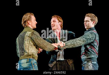 l-r: Jamie Parker (Guildenstern), Jack Hawkins (Hamlet), Samuel Barnett (Rosencrantz) in ROSENCRANTZ UND GUILDENSTERN SIND TOT von Tom Stoppard im Theatre Royal Haymarket, London SW1 21/06/2011 A Chichester Festival Theatre Inszenierung: Simon Higlett Kostüme: Fotini Dimou Beleuchtung: Tim Mitchell Regie: Trevor Nunn Stockfoto