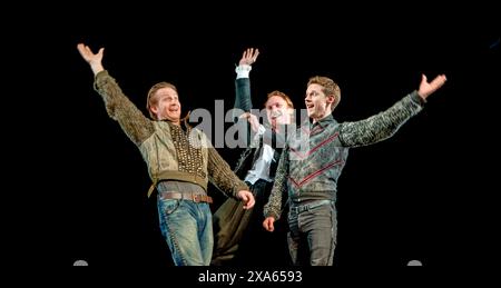 l-r: Jamie Parker (Guildenstern), Jack Hawkins (Hamlet), Samuel Barnett (Rosencrantz) in ROSENCRANTZ UND GUILDENSTERN SIND TOT von Tom Stoppard im Theatre Royal Haymarket, London SW1 21/06/2011 A Chichester Festival Theatre Inszenierung: Simon Higlett Kostüme: Fotini Dimou Beleuchtung: Tim Mitchell Regie: Trevor Nunn Stockfoto