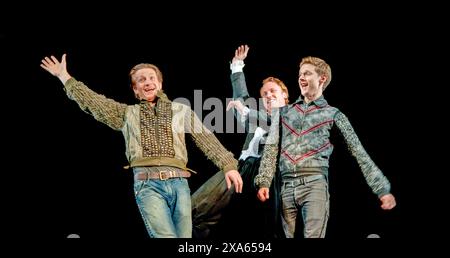 l-r: Jamie Parker (Guildenstern), Jack Hawkins (Hamlet), Samuel Barnett (Rosencrantz) in ROSENCRANTZ UND GUILDENSTERN SIND TOT von Tom Stoppard im Theatre Royal Haymarket, London SW1 21/06/2011 A Chichester Festival Theatre Inszenierung: Simon Higlett Kostüme: Fotini Dimou Beleuchtung: Tim Mitchell Regie: Trevor Nunn Stockfoto