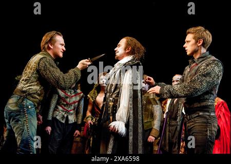 Front, l-r: Jamie Parker (Guildenstern), Chris Andrew Mellon (der Spieler), Samuel Barnett (Rosencrantz) in ROSENCRANTZ UND GUILDENSTERN SIND TOT von Tom Stoppard im Theatre Royal Haymarket, London SW1 21/06/2011 A Chichester Festival Theatre Produktion Set Design: Simon Higlett Kostüme: Fotini Dimou Beleuchtung: Tim Mitchell Regisseur: Trevor Nunn Stockfoto