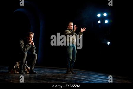 l-r: Samuel Barnett (Rosencrantz), Jamie Parker (Guildenstern) in ROSENCRANTZ UND GUILDENSTERN SIND TOT von Tom Stoppard im Theatre Royal Haymarket, London SW1 21/06/2011 A Chichester Festival Theatre Produktion Set Design: Simon Higlett Kostüme: Fotini Dimou Beleuchtung: Tim Mitchell Regisseur: Trevor Nunn Stockfoto