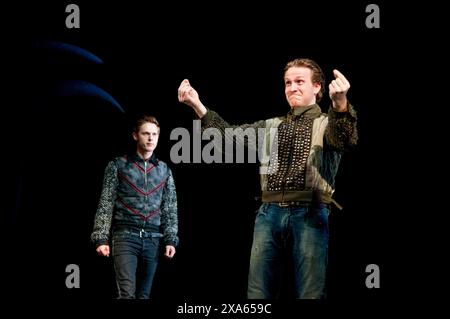 l-r: Samuel Barnett (Rosencrantz), Jamie Parker (Guildenstern) in ROSENCRANTZ UND GUILDENSTERN SIND TOT von Tom Stoppard im Theatre Royal Haymarket, London SW1 21/06/2011 A Chichester Festival Theatre Produktion Set Design: Simon Higlett Kostüme: Fotini Dimou Beleuchtung: Tim Mitchell Regisseur: Trevor Nunn Stockfoto