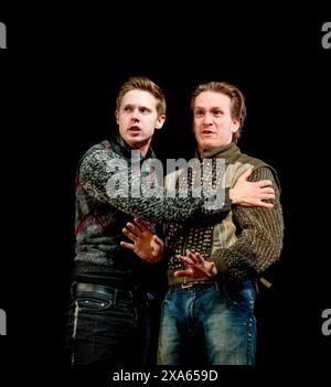 l-r: Samuel Barnett (Rosencrantz), Jamie Parker (Guildenstern) in ROSENCRANTZ UND GUILDENSTERN SIND TOT von Tom Stoppard im Theatre Royal Haymarket, London SW1 21/06/2011 A Chichester Festival Theatre Produktion Set Design: Simon Higlett Kostüme: Fotini Dimou Beleuchtung: Tim Mitchell Regisseur: Trevor Nunn Stockfoto