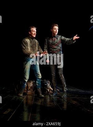 l-r: Jamie Parker (Guildenstern), Samuel Barnett (Rosencrantz) in ROSENCRANTZ UND GUILDENSTERN SIND TOT von Tom Stoppard im Theatre Royal Haymarket, London SW1 21/06/2011 A Chichester Festival Theatre Produktion Set Design: Simon Higlett Kostüme: Fotini Dimou Beleuchtung: Tim Mitchell Regisseur: Trevor Nunn Stockfoto