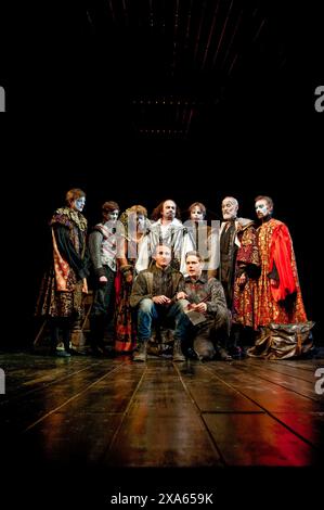 Vorne Mitte, l-r: Jamie Parker (Guildenstern), Samuel Barnett (Rosencrantz) hinten: Chris Andrew Mellon (der Spieler) in ROSENCRANTZ UND GUILDENSTERN SIND TOT von Tom Stoppard im Theatre Royal Haymarket, London SW1 21/06/2011 A Chichester Festival Theatre Produktion Set Design: Simon Higlett Kostüme: Fotini Dimou Beleuchtung: Tim Mitchell Regie: Trevor Nunn Stockfoto