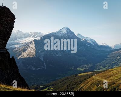 Schneebedeckte Berge und schneebedeckte Straße Stockfoto