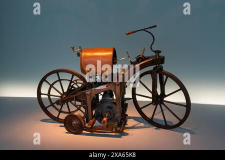 Daimler Reitwagen (1885). Mercedes Benz Museum, Mercedes-Benz World in Stuttgart, Baden-Württemberg, Deutschland, Europa Stockfoto