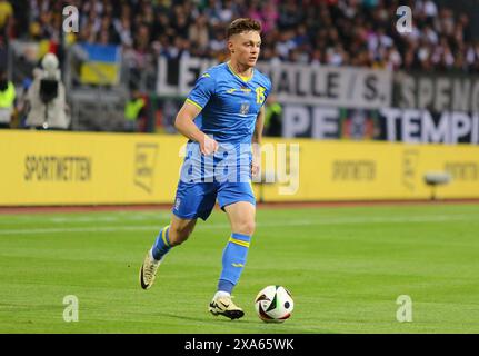 Nürnberg, Deutschland. Juni 2024. Viktor Tsygankov aus der Ukraine kontrolliert einen Ball während des Freundschaftsspiels Deutschland gegen Ukraine im Max-Morlock-Stadion in Nürnberg. Quelle: Oleksandr Prykhodko/Alamy Live News Stockfoto