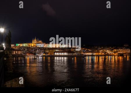 Ein malerischer Blick auf die Prager Burg in Tschechien bei Nacht Stockfoto