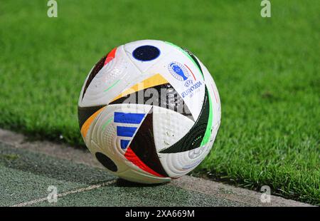 Nürnberg, Deutschland. Juni 2024. Adidas FUSSBALLLIEBE, der offizielle Match Ball des UEFA EURO 2024 Turniers, der während des Freundschaftsspiels Deutschland gegen Ukraine im Max-Morlock-Stadion auf dem Gras zu sehen war. Quelle: Oleksandr Prykhodko/Alamy Live News Stockfoto