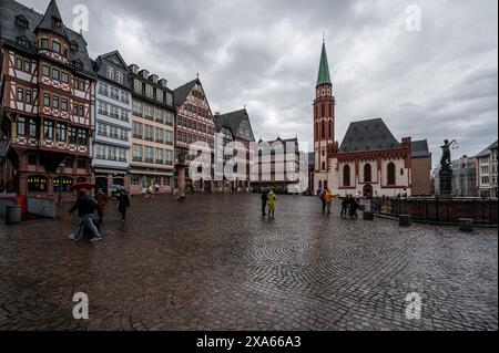 Der wunderschöne Romerberg Platz in Frankfurt an einem regnerischen, düsteren Tag Stockfoto