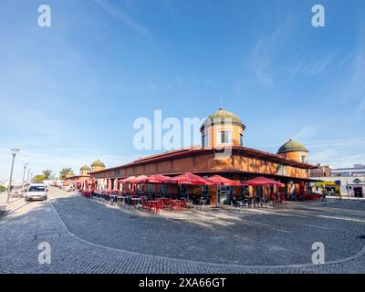 Der Olhao-Markt für frischen Fisch an der Algarve unter dem blauen sonnigen Himmel Stockfoto