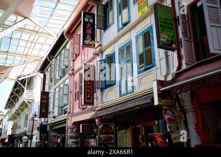 Eine pulsierende urbane Szene in Singapur Stockfoto