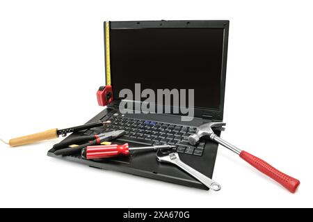 Computerreparatur mit Werkzeugen. Stockfoto